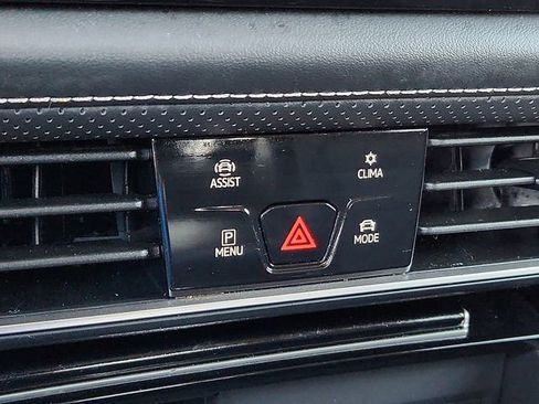 Used 2025 Volkswagen Atlas SE FWD image 18