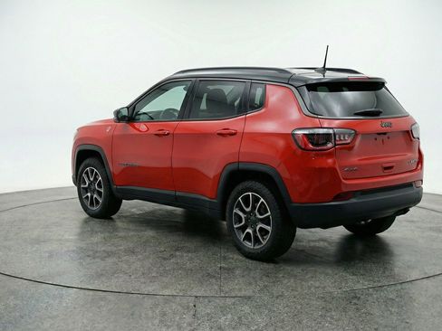 Used 2025 Jeep Compass Trailhawk image 6