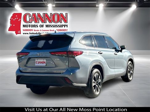 Used 2020 Toyota Highlander XLE image 6