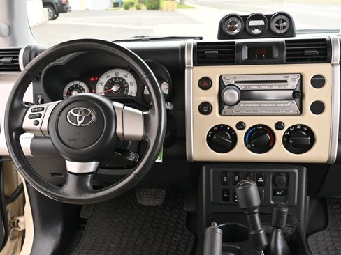 Used 2010 Toyota FJ Cruiser 4WD image 21