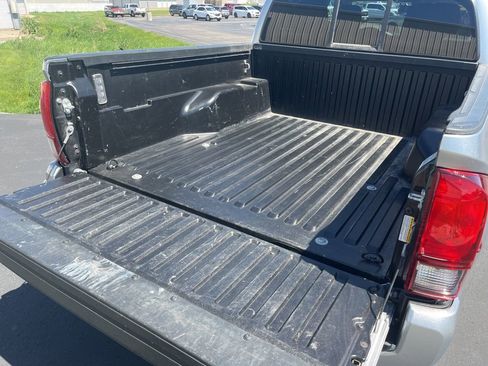 Used 2022 Toyota Tacoma SR AWD/4WD image 14