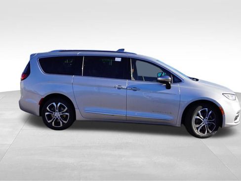 New 2026 Chrysler Pacifica Pinnacle image 2