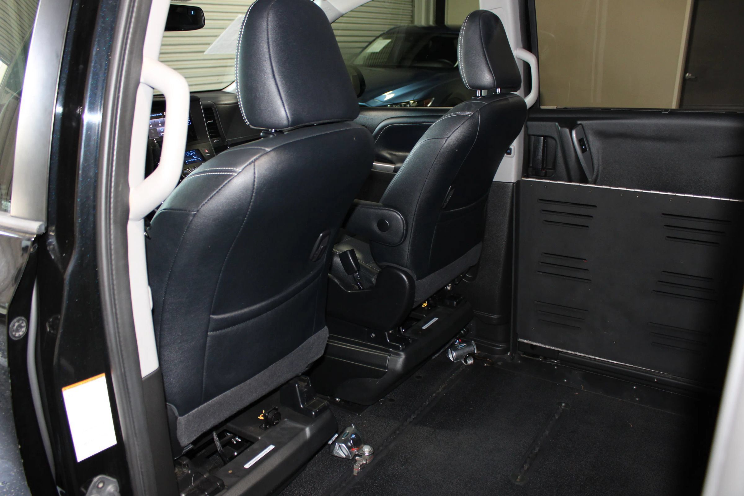 Used 2015 Toyota Sienna SE w/ SE Preferred Package FWD image 32