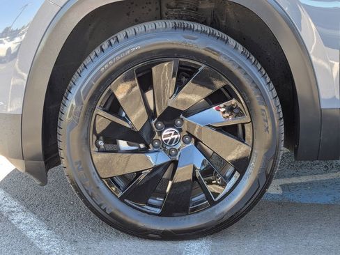 Used 2025 Volkswagen Atlas SE w/ Panoramic Sunroof Package image 41