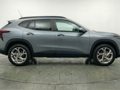 Used 2025 Chevrolet Trax LT w/ LT Convenience Package FWD image 11