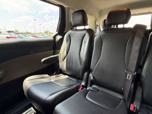 Used 2026 Kia Carnival FWD image 39