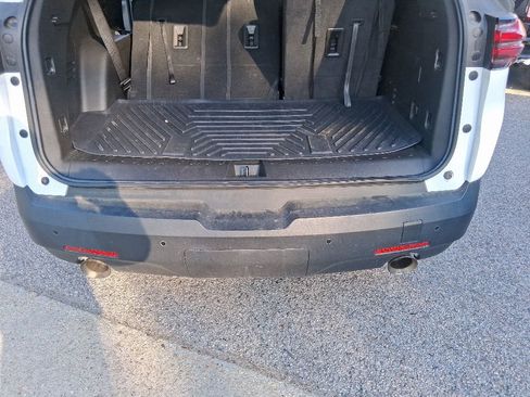 Used 2022 Chevrolet Traverse LT FWD image 17