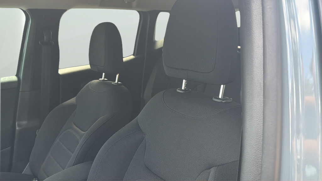 Used 2018 Jeep Renegade Latitude w/ UConnect 8.4 Nav Group FWD image 14