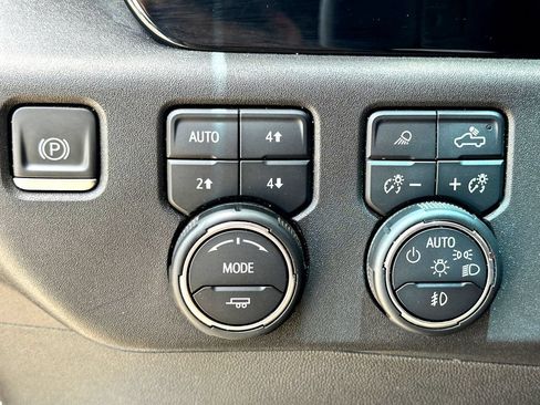 Used 2022 Chevrolet Silverado 1500 LTZ AWD/4WD image 18