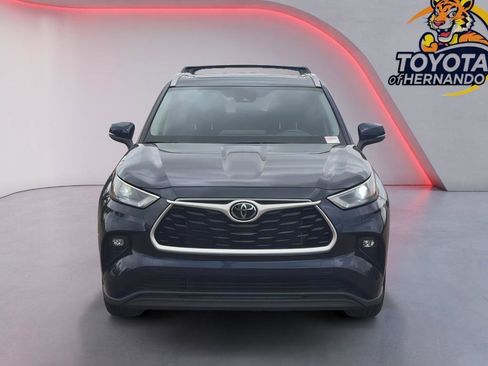 Used 2025 Toyota Highlander XLE image 2