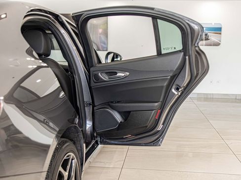 Used 2022 Alfa Romeo Giulia Ti AWD/4WD image 40