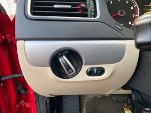 Used 2013 Volkswagen Jetta SE FWD image 17