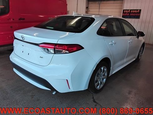 Used 2022 Toyota Corolla LE image 2