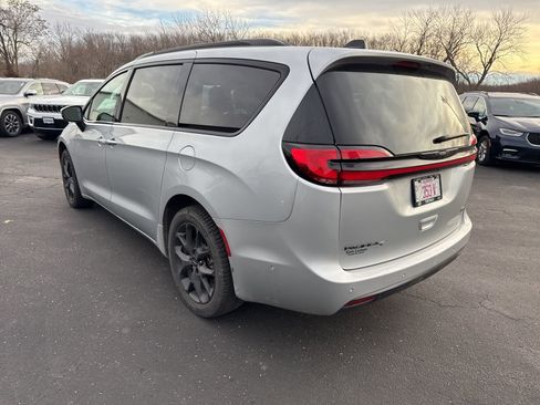 Used 2023 Chrysler Pacifica Touring-L w/ S Appearance Package image 5