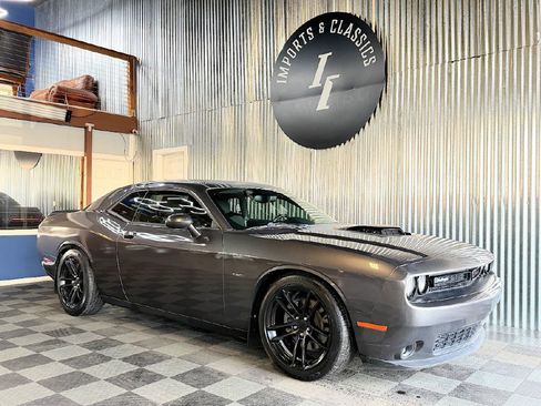 Used 2015 Dodge Challenger R/T image 2