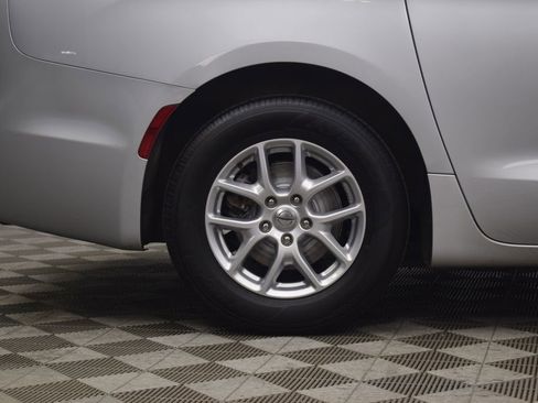 Used 2022 Chrysler Pacifica Touring-L image 33