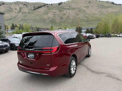 Used 2023 Chrysler Pacifica Touring-L AWD/4WD image 11