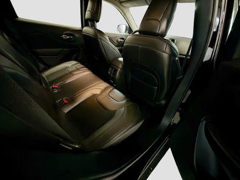 Used 2019 Jeep Cherokee Trailhawk w/ Cold Weather Group image 24