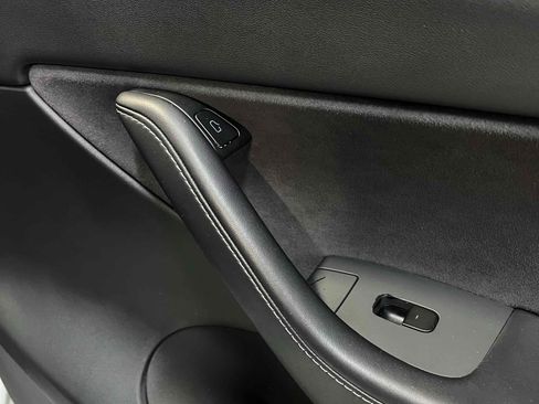 Used 2021 Tesla Model Y Long Range image 98