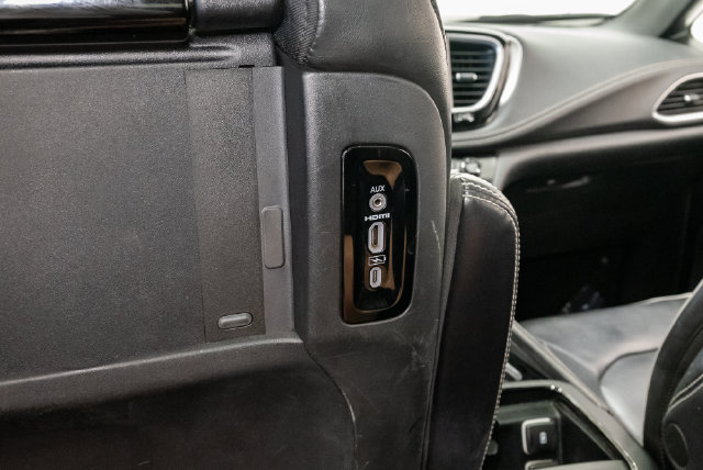 Used 2022 Chrysler Pacifica Limited w/ Uconnect Theater Family Group FWD image 34