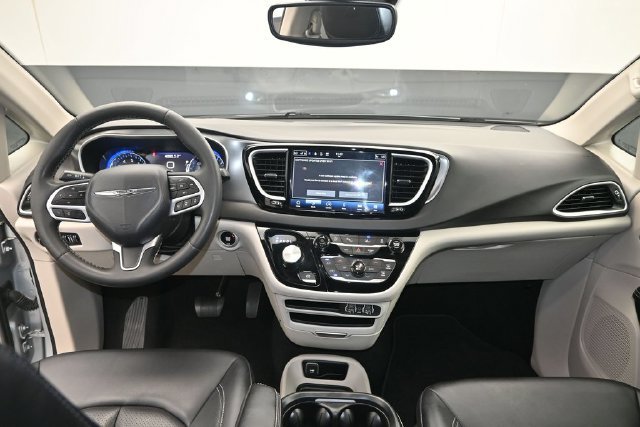 Used 2024 Chrysler Pacifica Touring-L FWD image 12