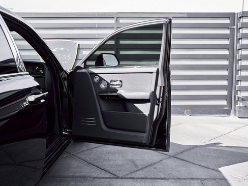 Used 2024 Rolls-Royce Phantom Sedan image 27