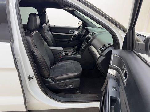 Used 2018 Ford Explorer XLT w/ Equipment Group 202A FWD image 11