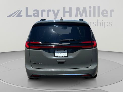 Used 2022 Chrysler Pacifica Touring-L FWD image 4