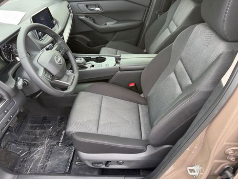 Used 2025 Nissan Rogue SV image 10