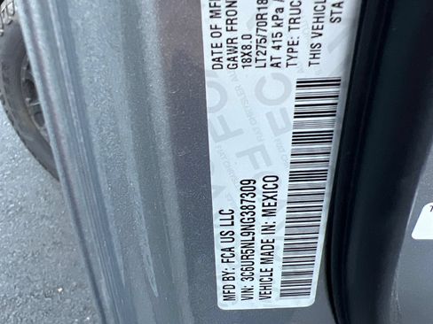 Used 2022 RAM 2500 Laramie AWD/4WD image 32