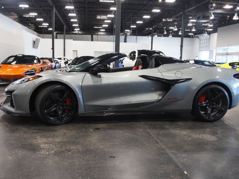 Used 2024 Chevrolet Corvette Z06 RWD image 11