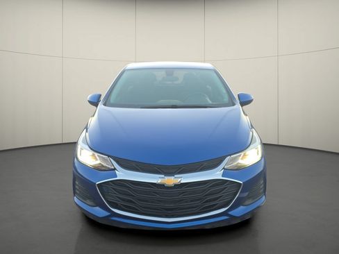Used 2019 Chevrolet Cruze LT w/ Convenience Package FWD image 2