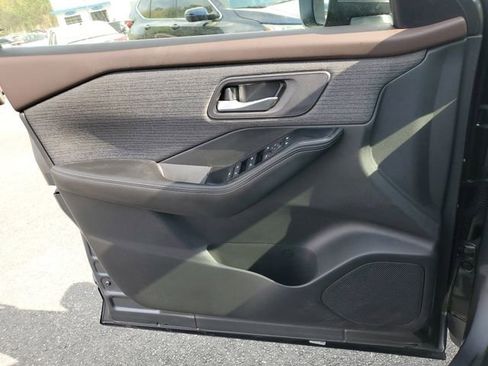 Used 2023 Nissan Rogue SV image 29