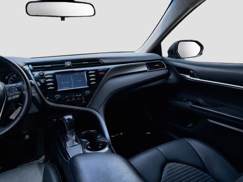 Used 2019 Toyota Camry SE FWD image 19