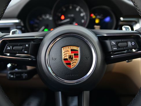 Certified 2026 Porsche Macan AWD/4WD image 32