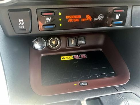 Used 2022 Toyota RAV4 Limited AWD/4WD image 28