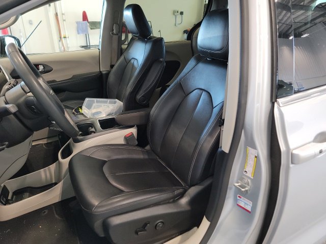 Used 2024 Chrysler Pacifica Touring-L FWD image 9