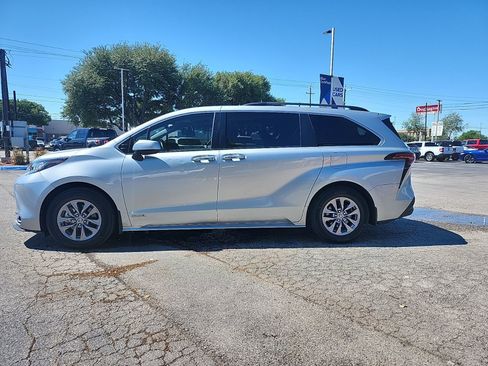 Used 2021 Toyota Sienna XLE FWD image 5