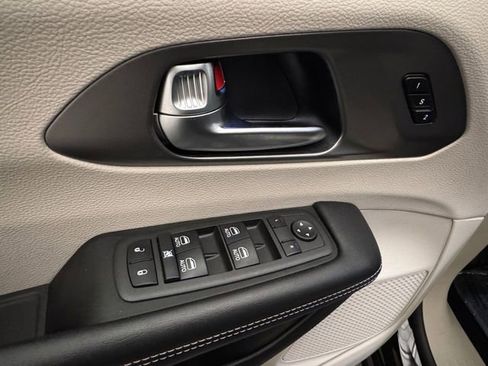 Used 2022 Chrysler Pacifica Touring-L w/ Uconnect Theater Family Group image 5