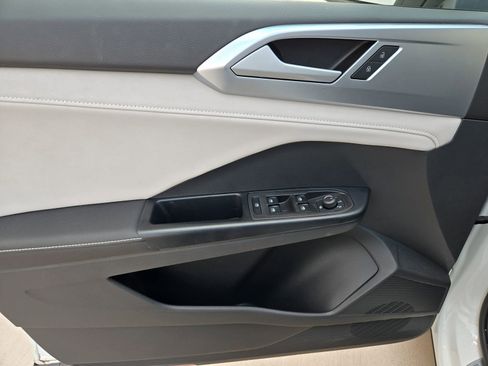 New 2025 Volkswagen Taos SE image 18