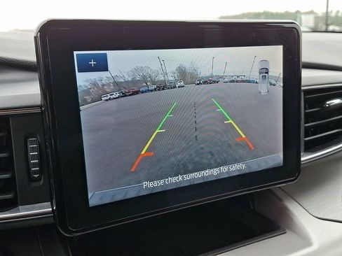 Used 2022 Ford Explorer XLT w/ Equipment Group 202A AWD/4WD image 4
