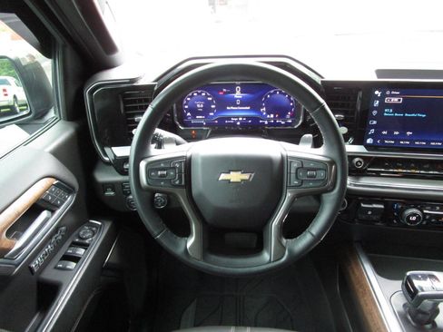 Used 2023 Chevrolet Silverado 1500 High Country w/ Technology Package AWD/4WD image 12