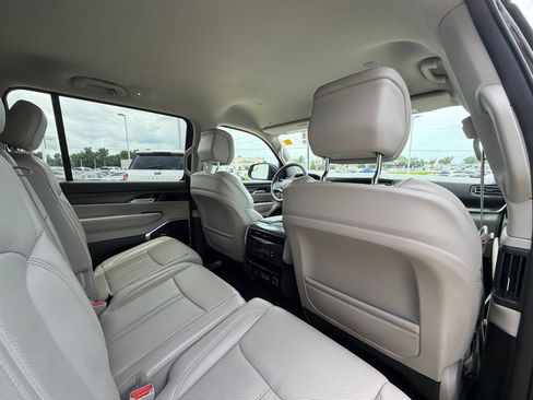 Used 2024 Jeep Wagoneer L Series II RWD image 29