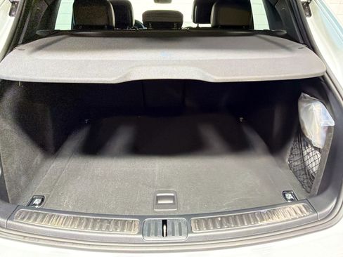 Certified 2026 Porsche Macan image 13