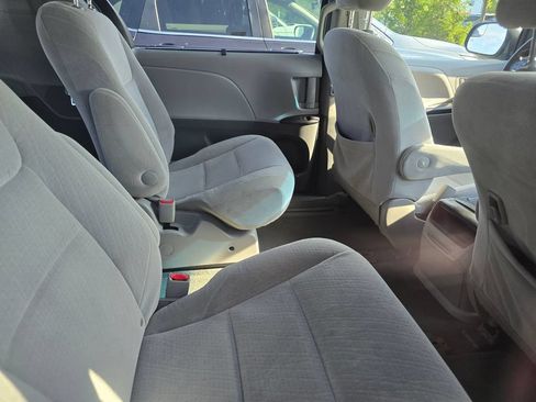 Used 2015 Toyota Sienna LE AWD/4WD image 12