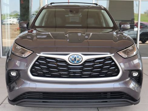 Used 2022 Toyota Highlander XLE FWD image 2
