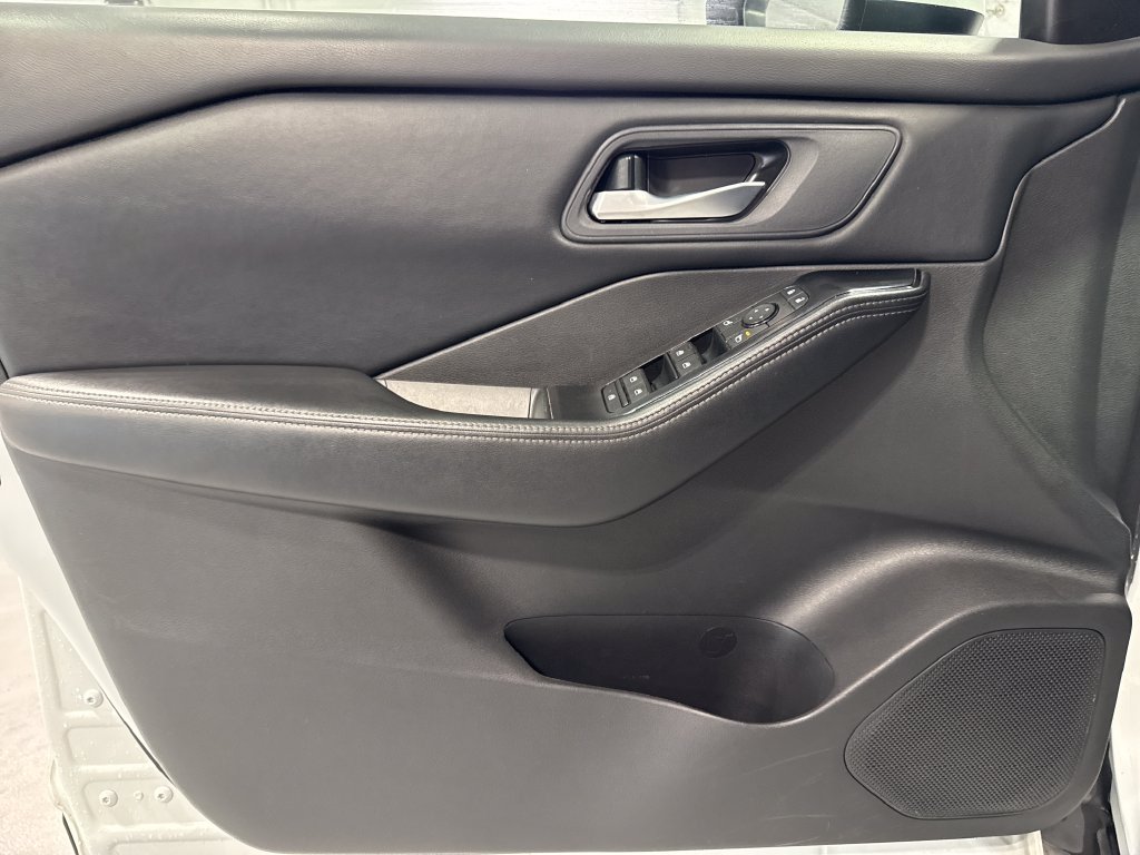 Used 2024 Nissan Rogue SV AWD/4WD image 25