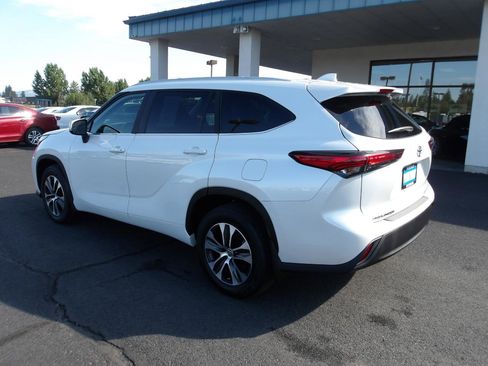 Used 2023 Toyota Highlander XLE AWD/4WD image 3