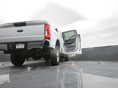 Used 2025 Ford F250 XLT image 46