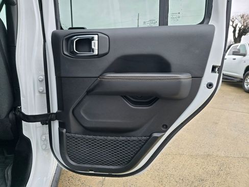 Used 2025 Jeep Wrangler Unlimited Sahara image 26